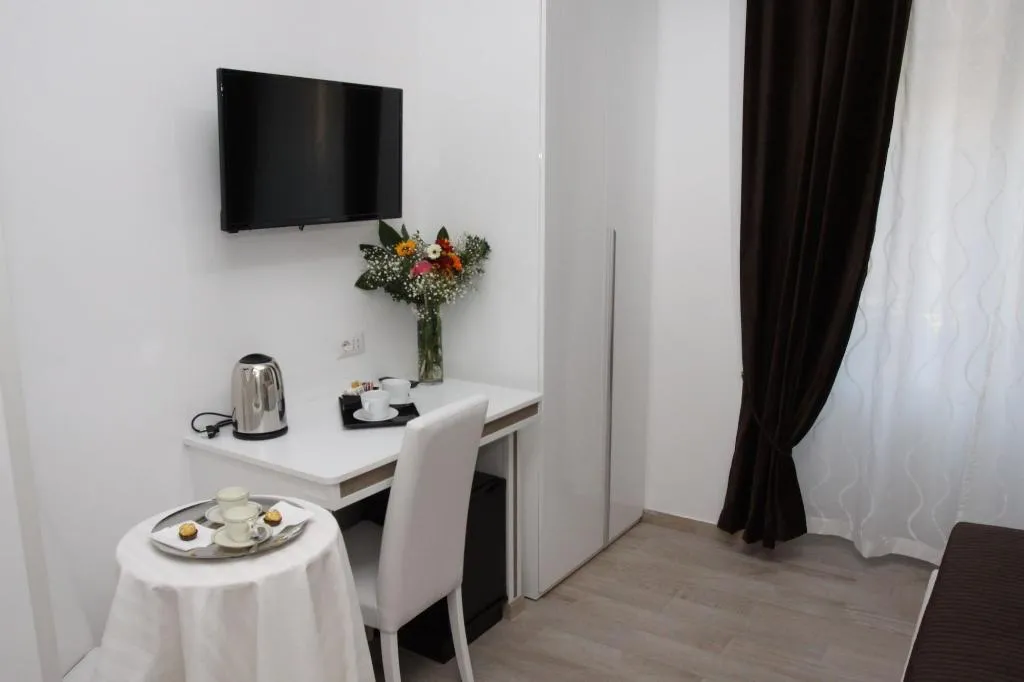 Room, Interno 2 Roma, Naples