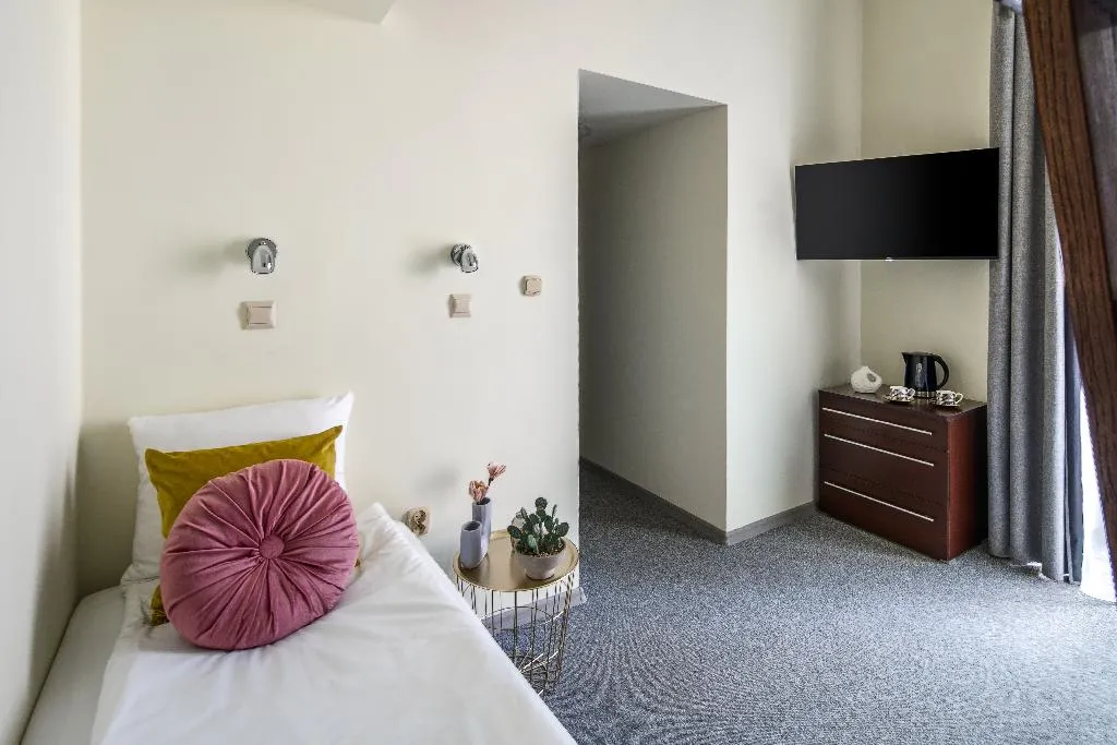 TRIPLE TWO BEDS Room, The Royal Path Aparthotel, Krakow