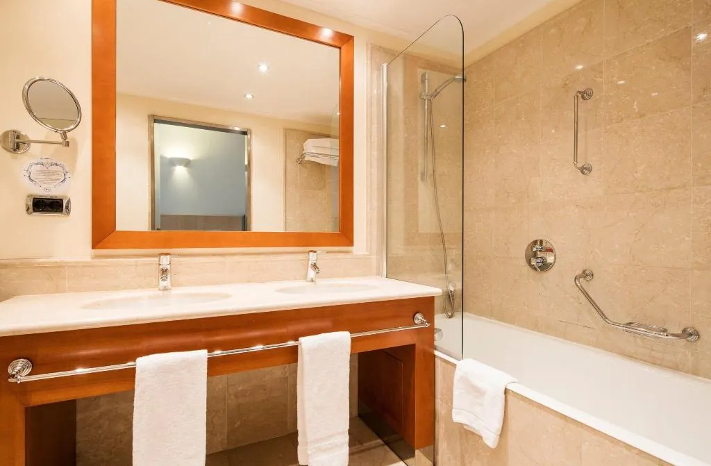 JUNIOR SUITE QUEEN SIZE BED Room, Ilunion Aqua 4, Valencia
