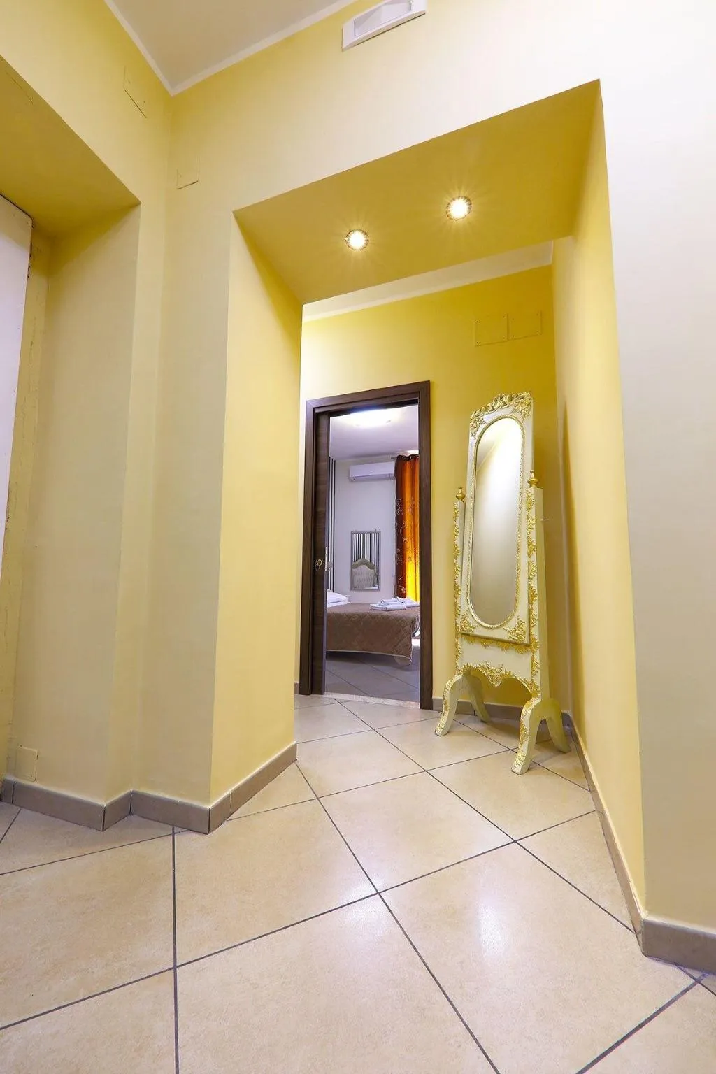 Lobby, New Sayonara, Naples