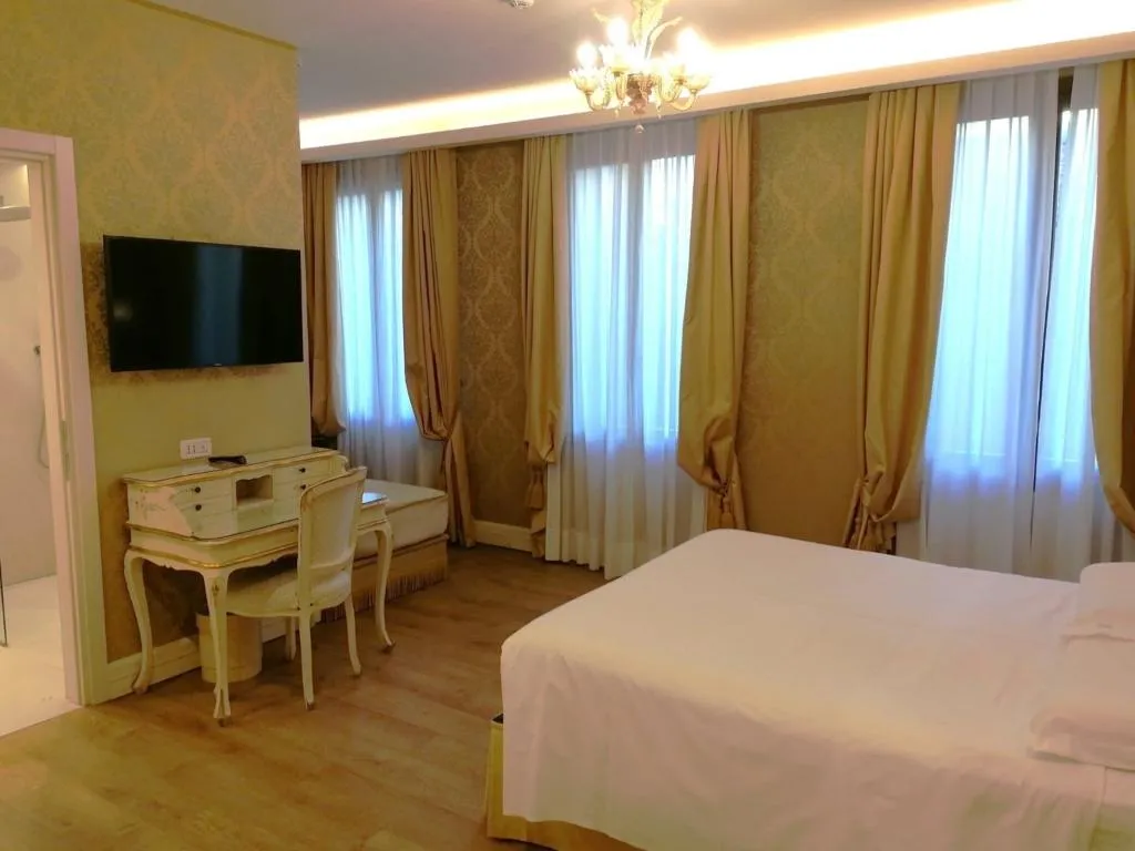 TRIPLE DELUXE Room, Canaletto, Venice