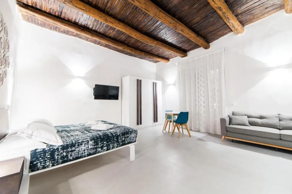 Room, Dada Suite, Naples
