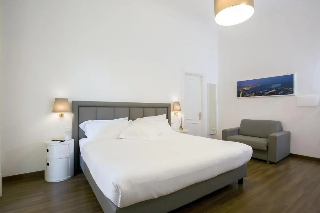Room, Napoli Class, Naples