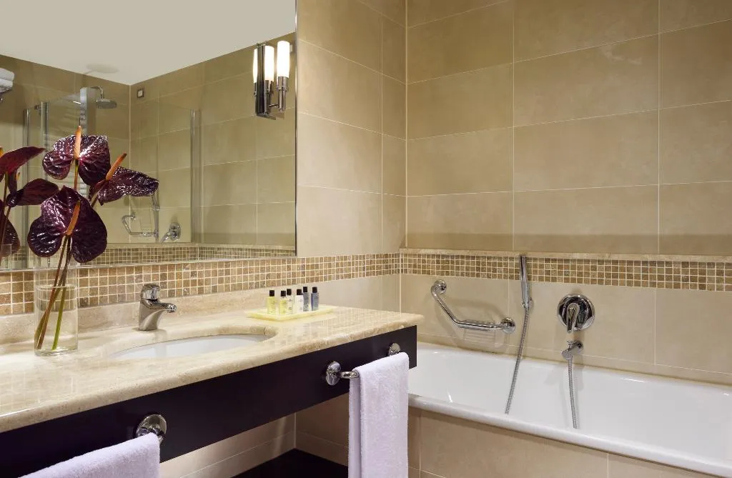 JUNIOR SUITE STANDARD Room, Unahotels Varese, Milan