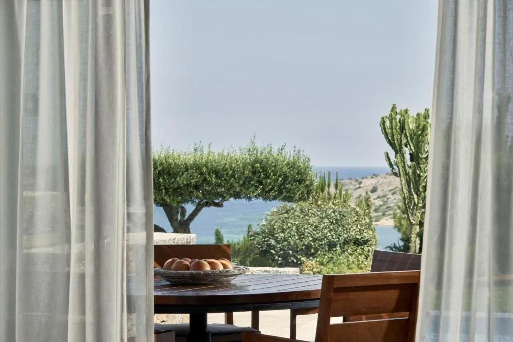 Room, Phaea Blue, a member of SLH, Crete