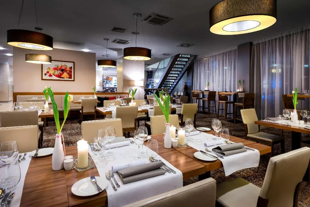 Restaurant, Hilton Garden Inn Krakow, Krakow