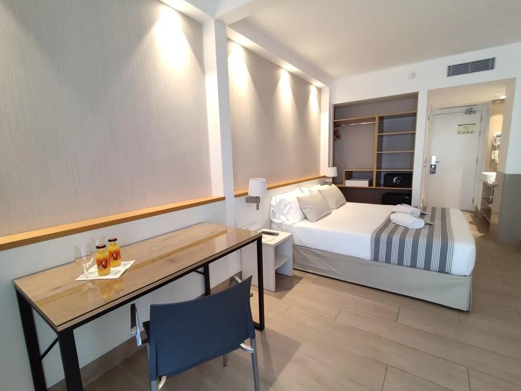 DOUBLE QUEEN SIZE BED Room, Rosamar Es Blau, Costa Brava