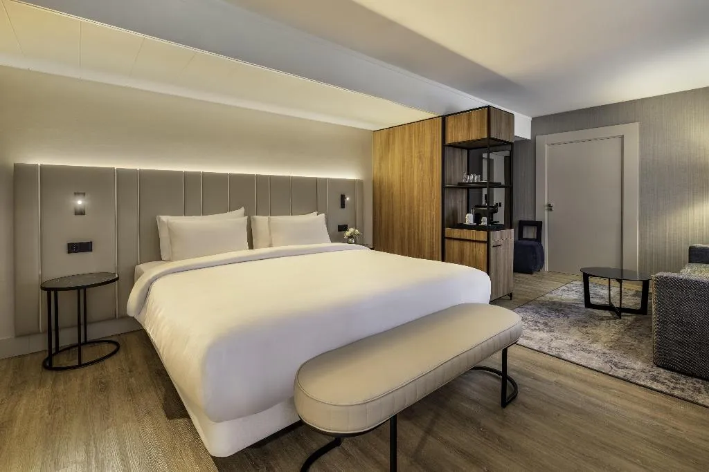 JUNIOR SUITE STANDARD Room, NH Amsterdam Leidseplein, Amsterdam