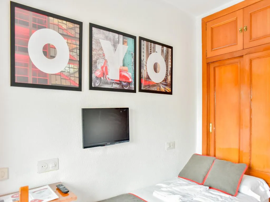 TWIN WITH SHARED BATHROOM Room, Hostal Carabanchel, Madrid