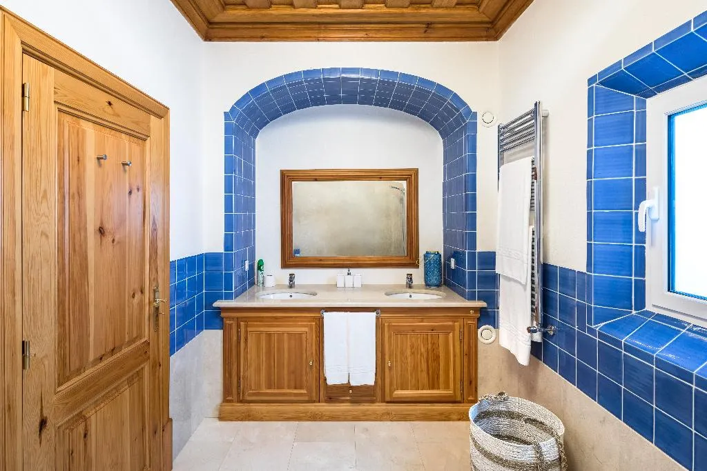 VILLA SEVEN BEDROOMS WITH PRIVATE POOL Room, Shantivillas, Algarve