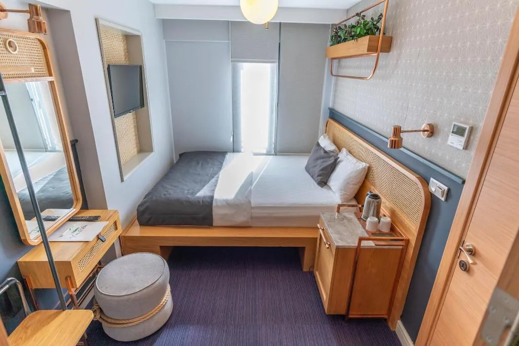 Room, Viva La Vita, Izmir
