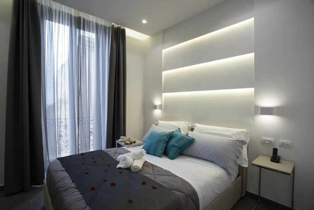 Room, Twice Naples, Naples
