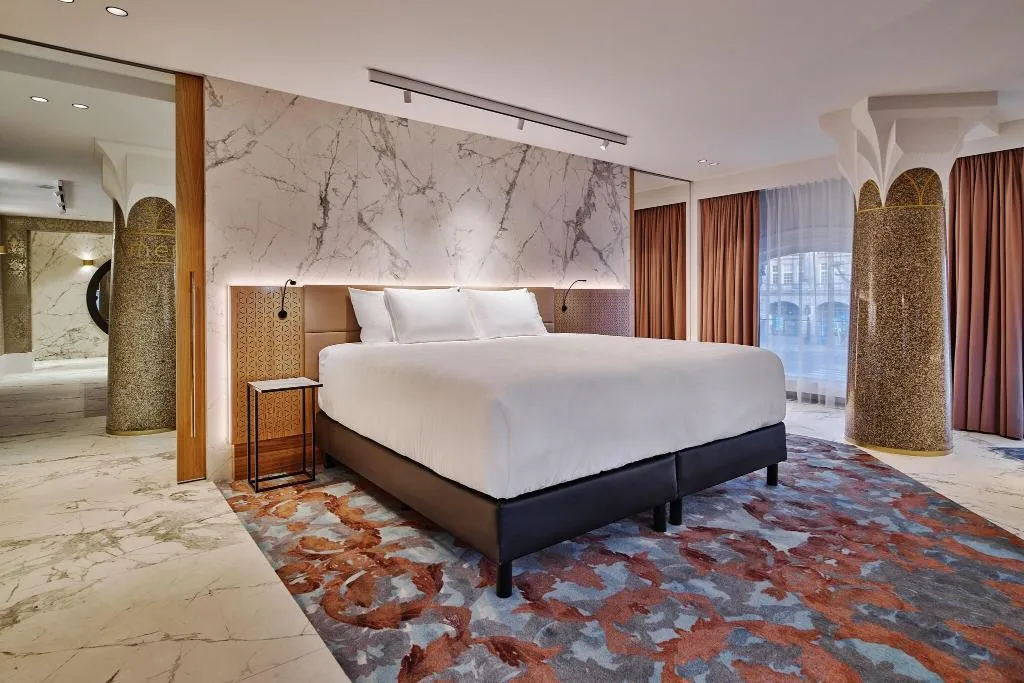 SUITE KING SIZE BED Room, Clayton Hotel Amsterdam American, Amsterdam
