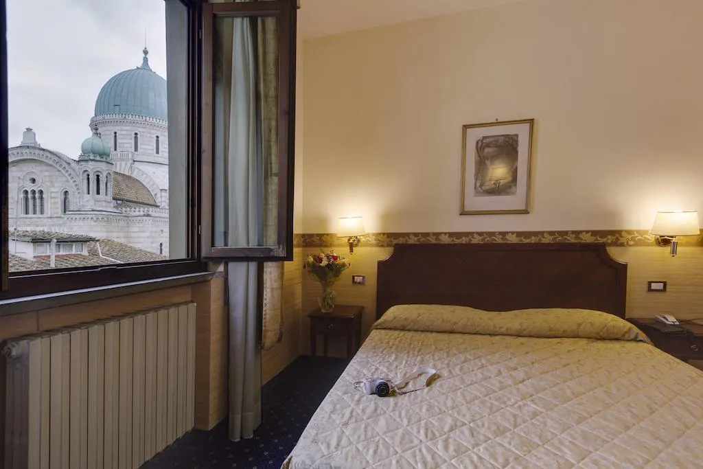 Room, Arizona, Florence