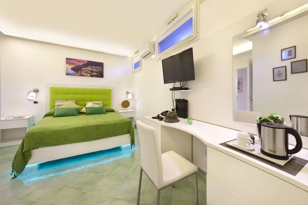 Room, B B Sorrento Central, Naples