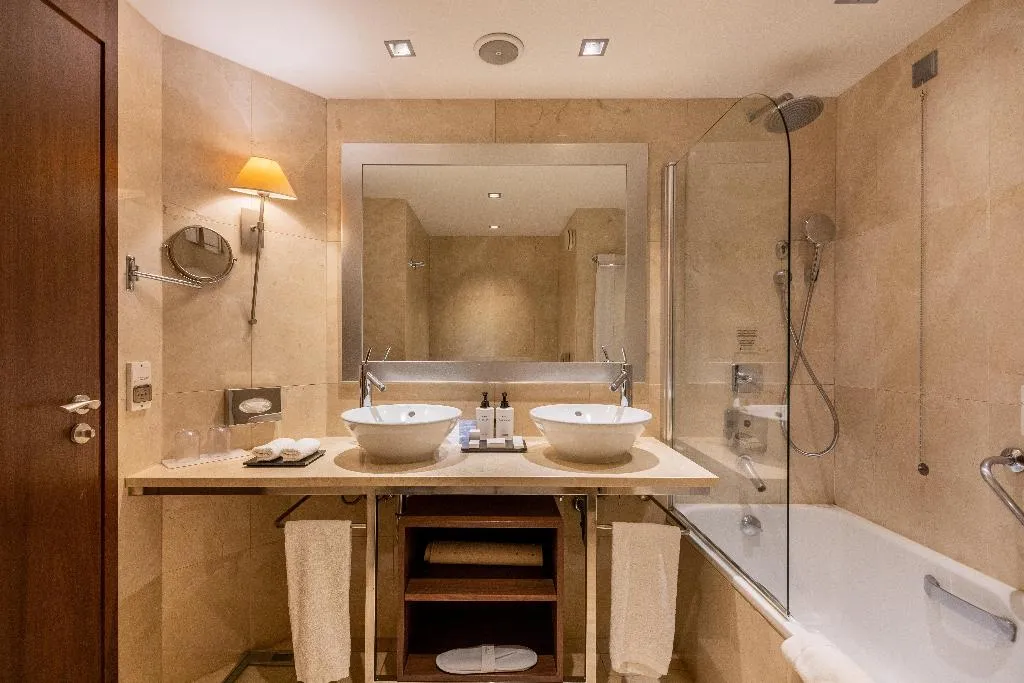 QUADRUPLE PREMIUM QUEEN BED Room, InterContinental Lisbon, Lisbon
