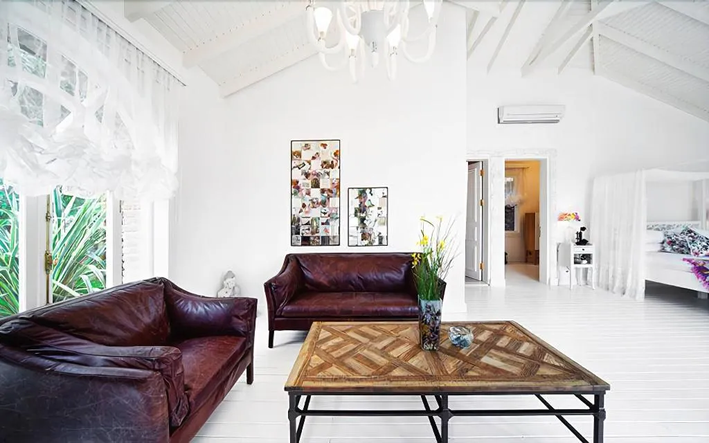 Room, Sabrina's Haus, Dalaman