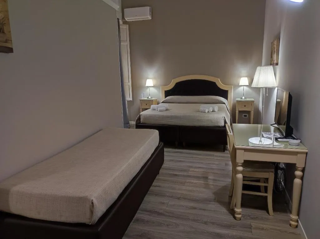 TRIPLE STANDARD Room, La Collegiata, Catania