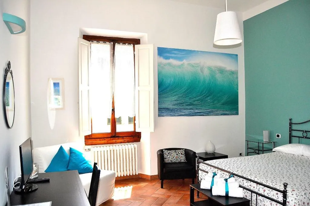 Room, Chez Moi, Florence