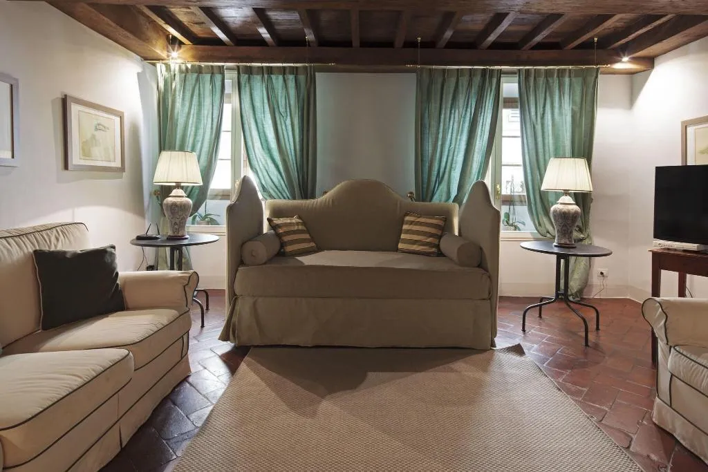 APARTMENT KING SIZE BED Room, Palazzo Di Camugliano, Florence