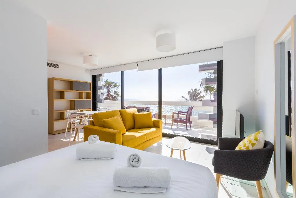 APARTMENT SEA VIEW WITH TERRACE Room, Apartamentos Seafront Boutique Calabeach, Costa Del Sol