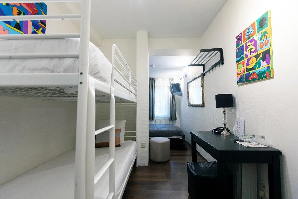 QUADRUPLE STANDARD Room, Quentin England Hotel, Amsterdam