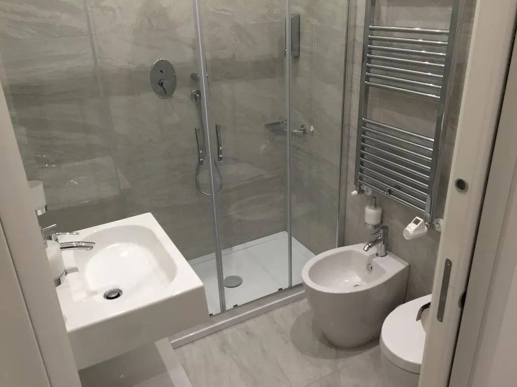 Room, Picaflor, Milan