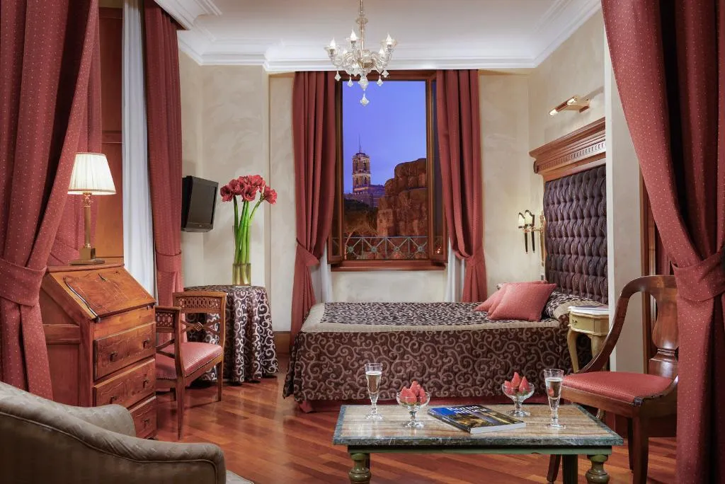 SUITE WITH VIEWS Room, Forum, Rome