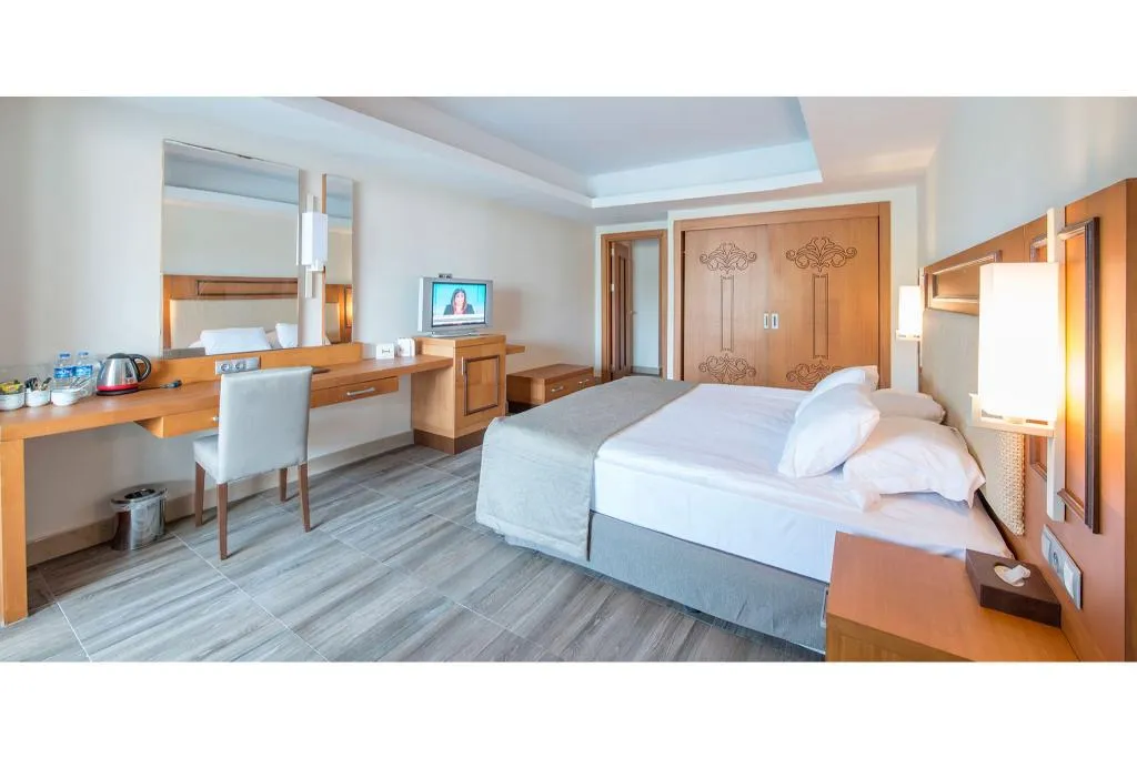 FAMILY ROOM POOL VIEW Room, Crystal Prestige Pearl Collection, Antalya