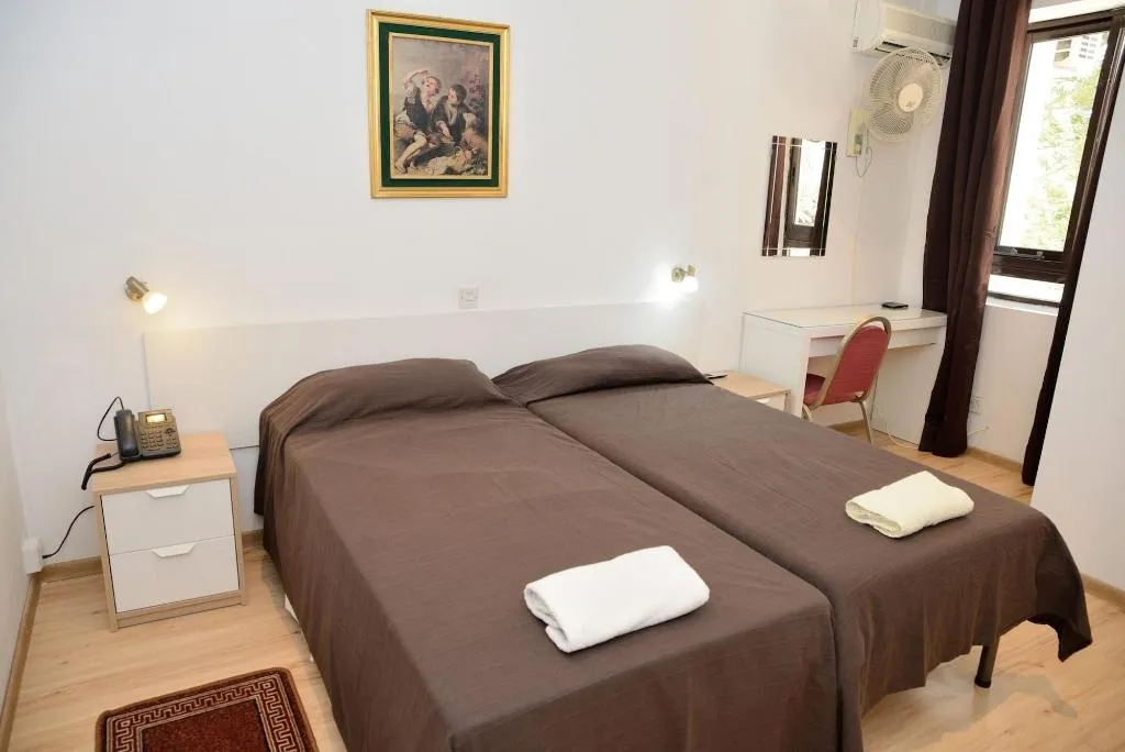 Room, White Star, Malta