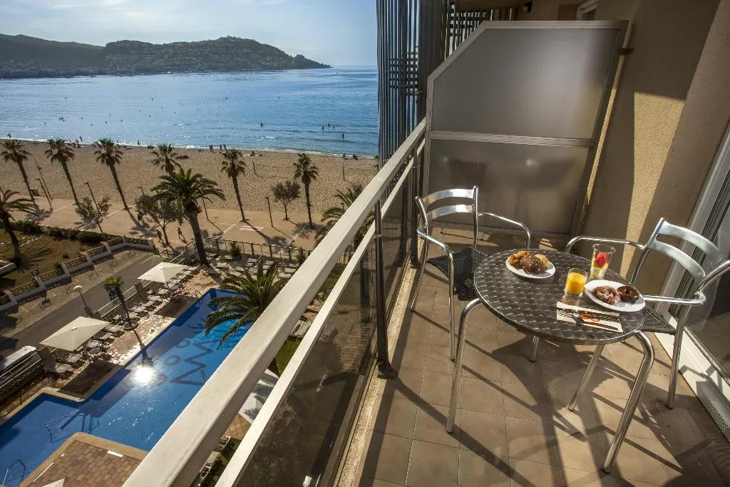 DOUBLE POOL VIEW Room, Hotel Monterrey Roses by Pierre & Vacances, Costa Brava