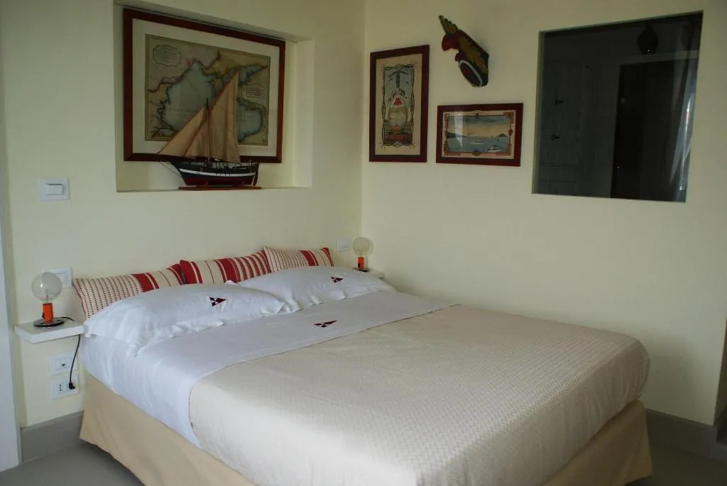 Room, Yacht Club Capo Cervo Suites, Naples