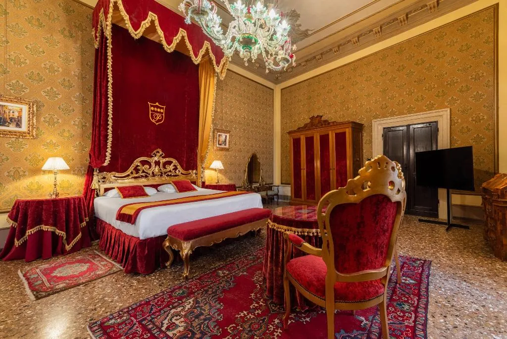 JUNIOR SUITE CANAL VIEW Room, Palazzo Paruta, Venice