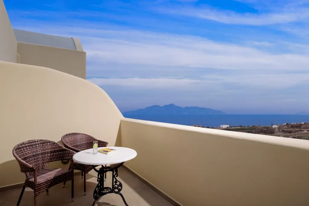 FAMILY ROOM WITH JACUZZI Room, Aliter Suites, Santorini