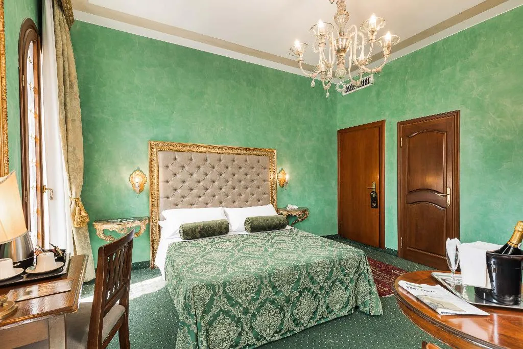 Double or Twin DELUXE CANAL VIEW Room, Marconi, Venice