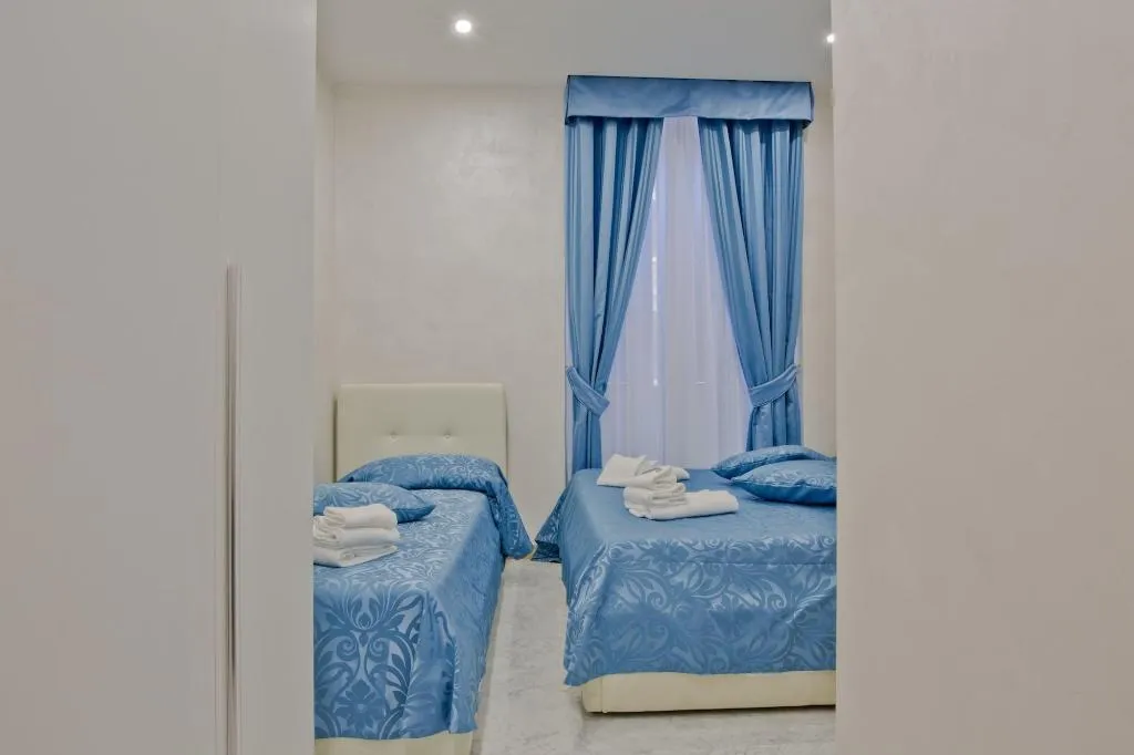 Room, Oscar 2, Naples