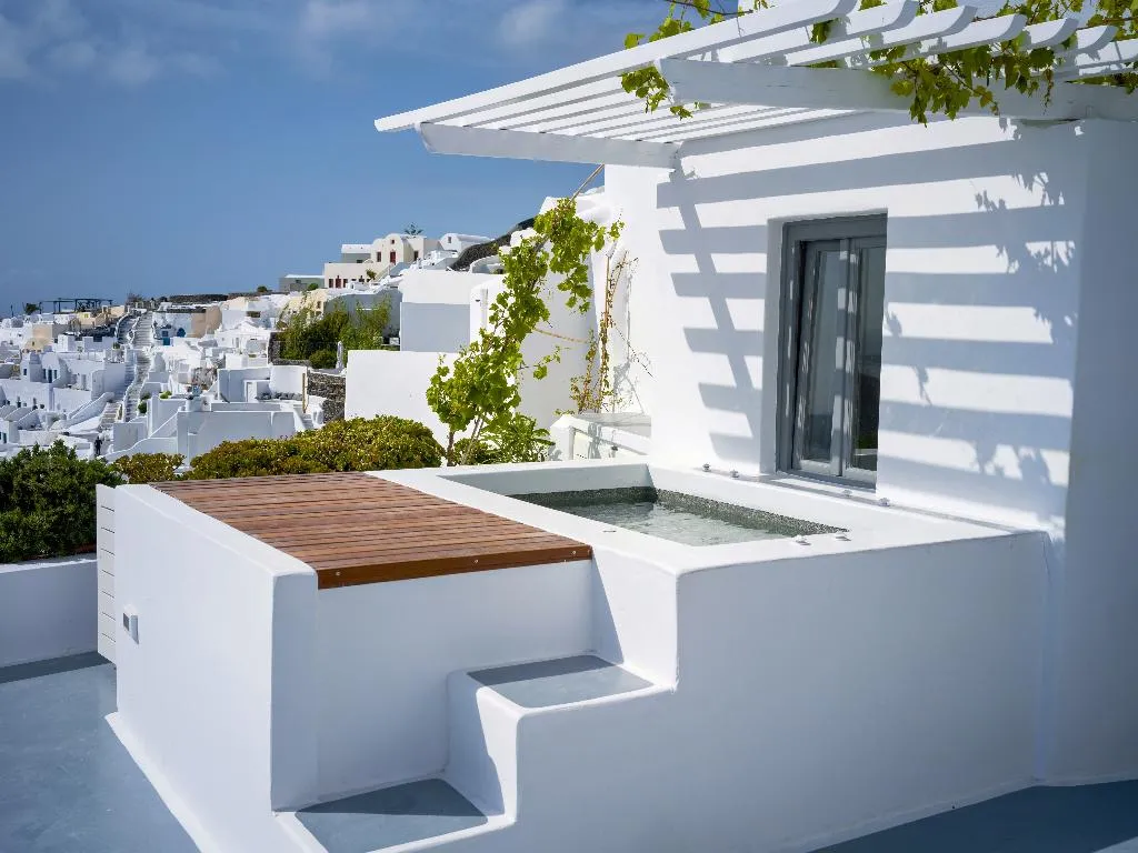 SUITE WITH JACUZZI Room, IKIES Santorini, Santorini