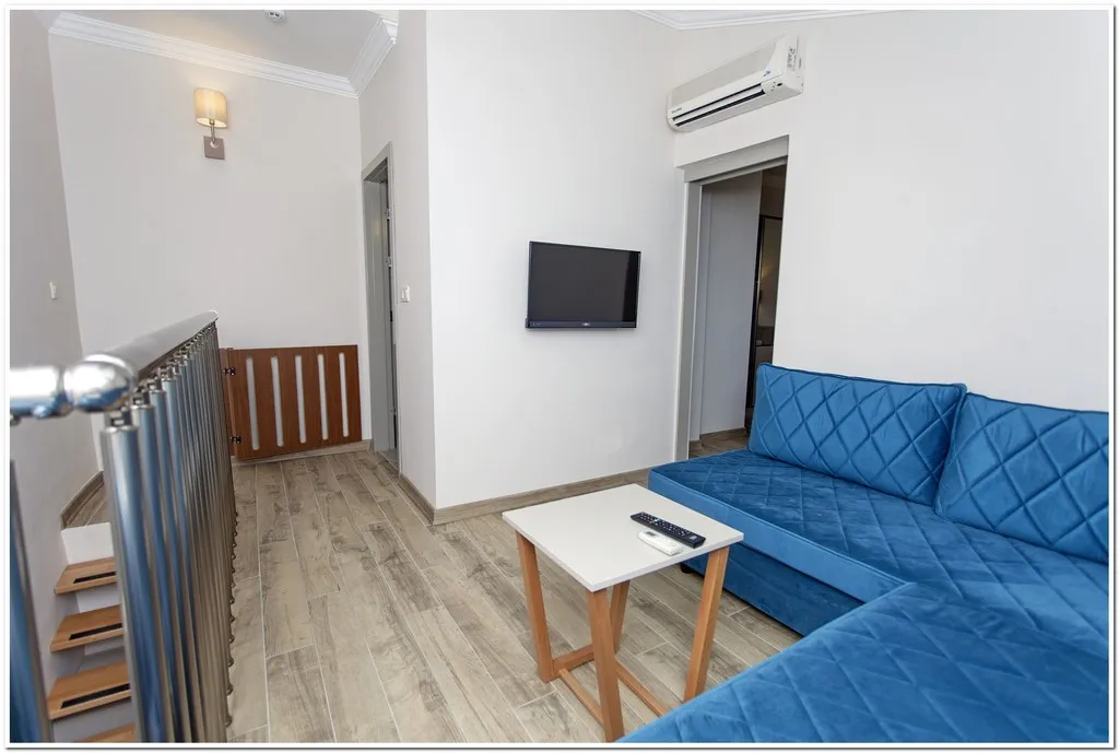 Room, Prince, Dalaman