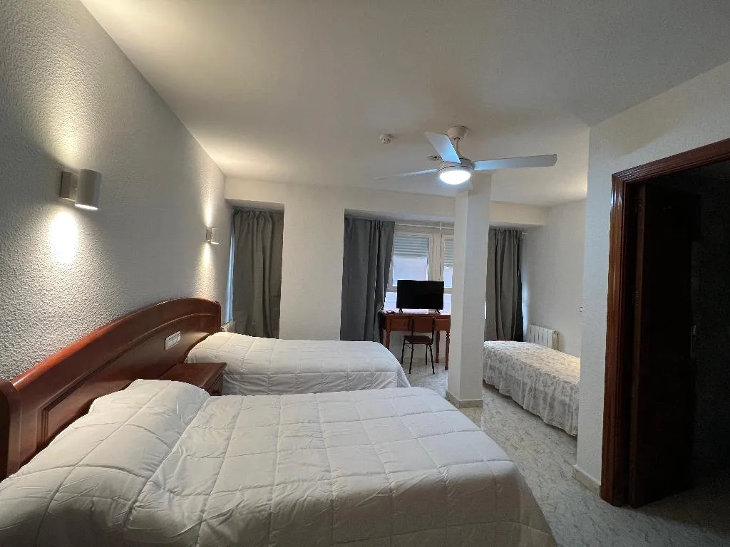 TRIPLE STANDARD Room, Hostal La Embajada, Madrid