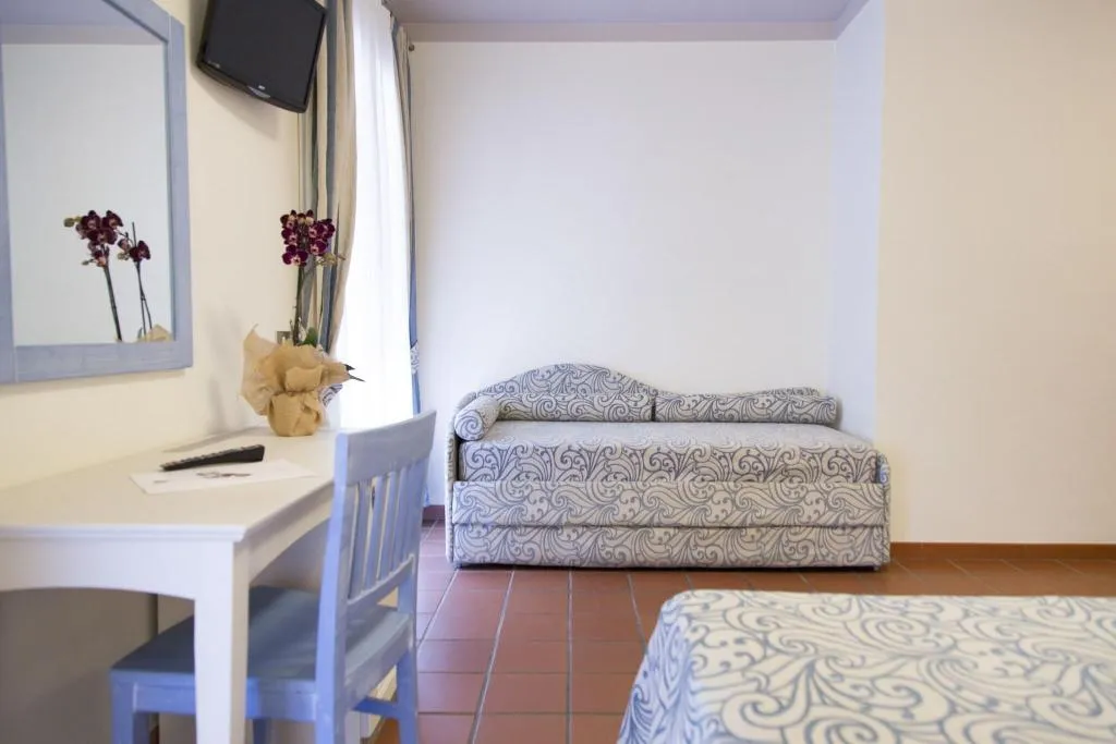 TRIPLE TWO BEDS Room, Blu hotel Laconia Village, Olbia