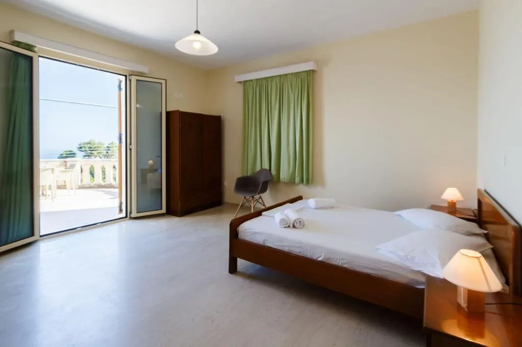 Room, Blue Horizon Studios, Zante