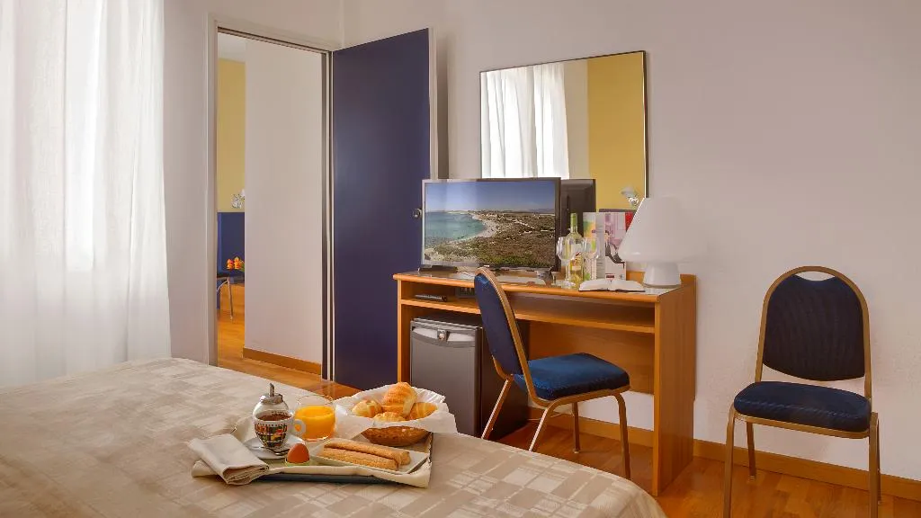 FAMILY ROOM CONNECTING ROOM Room, Mistral 2 Hotel, Cagliari