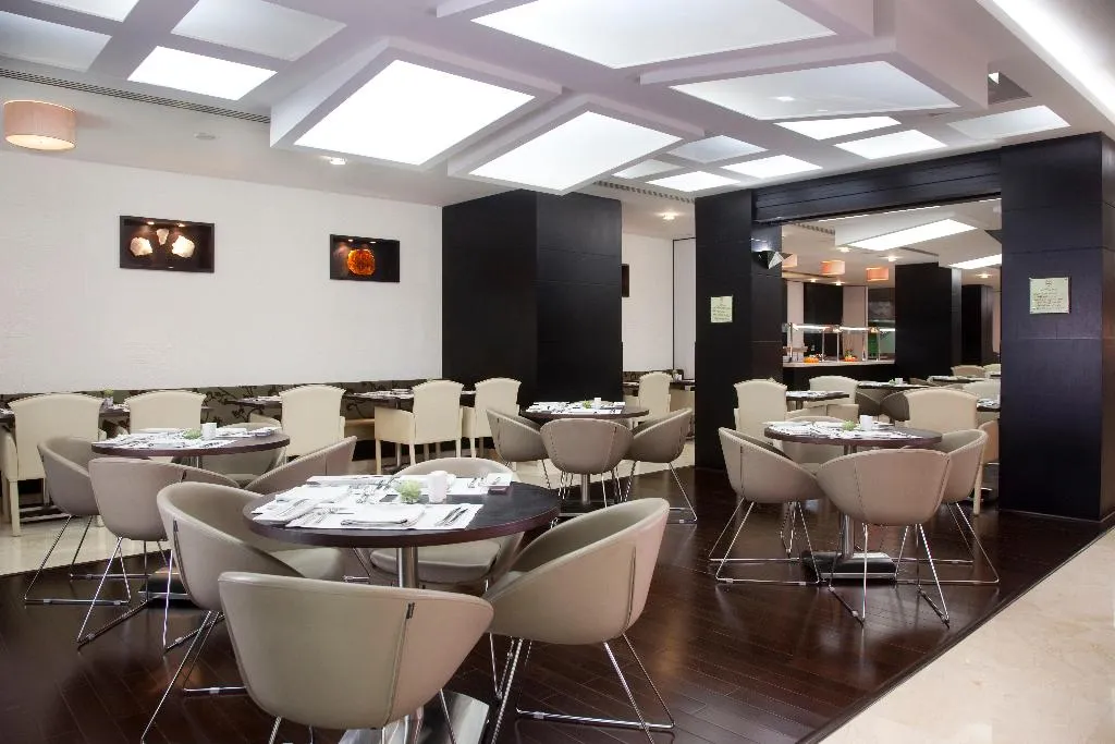 Restaurant, Holiday Inn Dubai - Al Barsha, Dubai