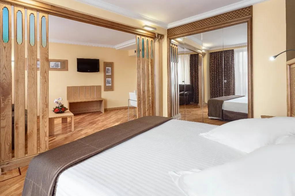 JUNIOR SUITE STANDARD Room, Exe Doña Carlota, Madrid