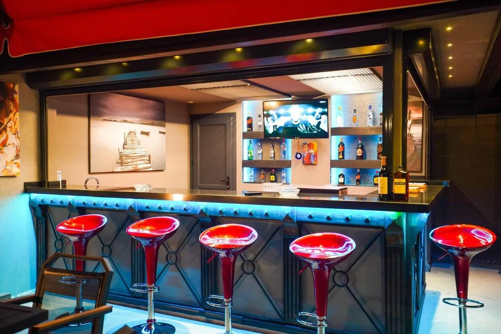 Bar, Seren Sari, Dalaman