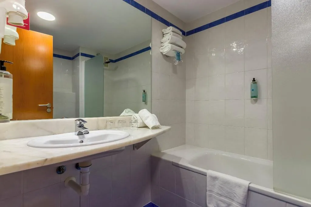 TRIPLE STANDARD Room, Travelodge Madrid Alcala de Henares, Madrid