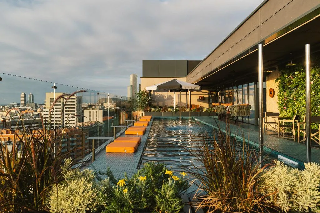 Pool, The Social Hub Barcelona Poblenou, Barcelona