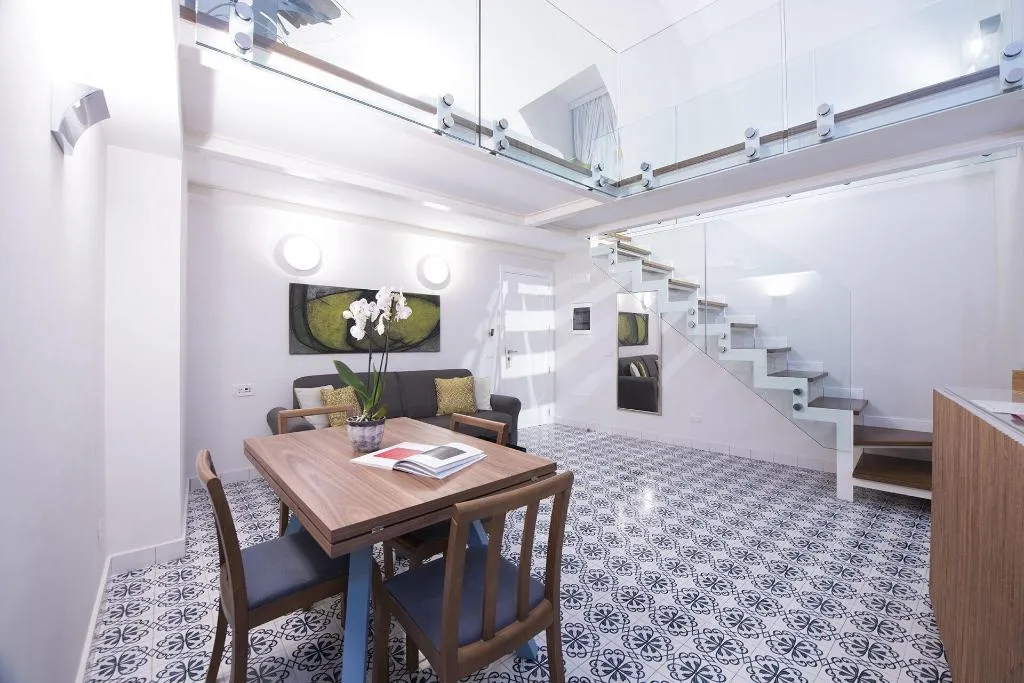 Room, Diecisedici, Naples