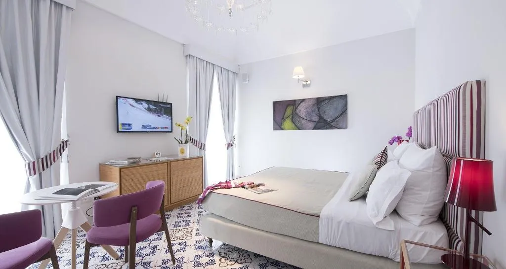 Room, Diecisedici, Naples