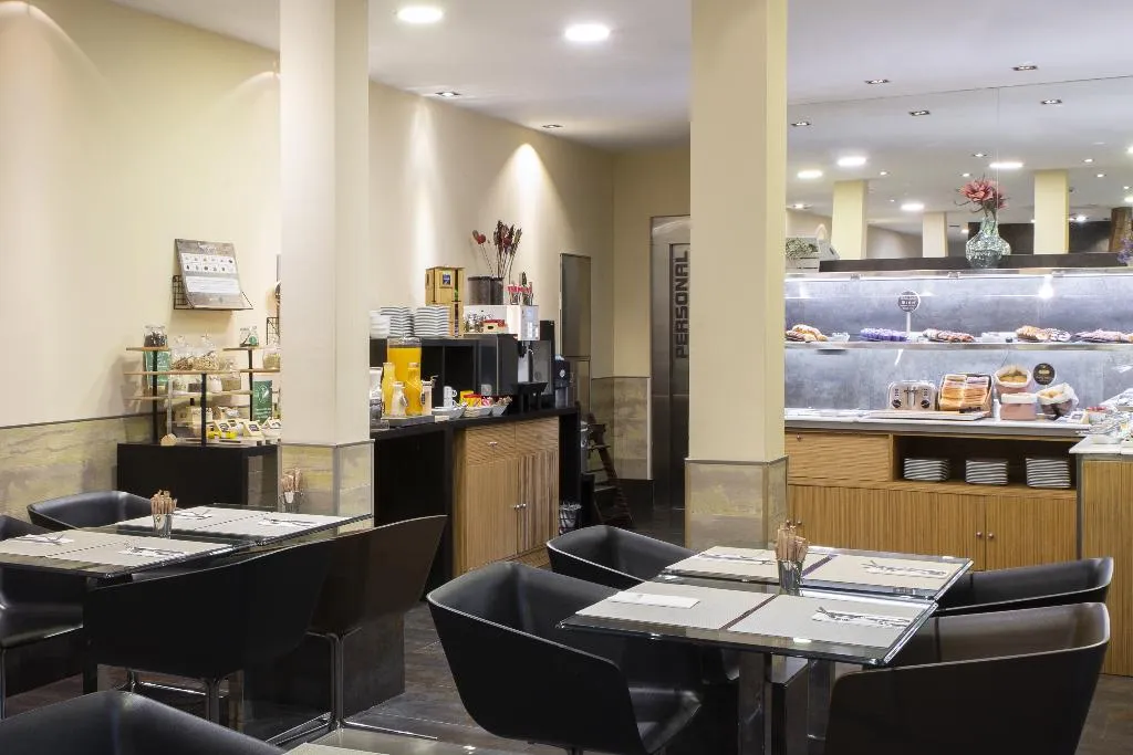 Restaurant, Petit Palace Tres Cruces Spain, Madrid